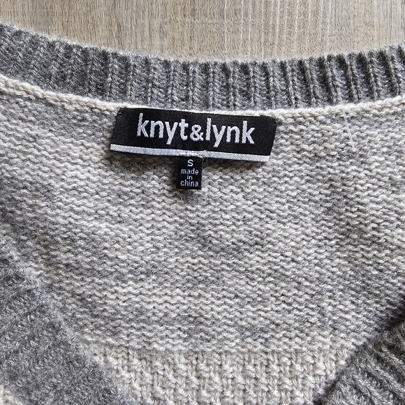Knyt & Lynk Womens Cashmere sweater gray beige striped V Neck Small soft - Picture 4 of 6